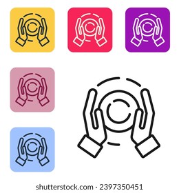 Línea negra Icono de bola mágica en la mano aislada en fondo blanco. Balón de cristal. Establezca iconos en los botones cuadrados de color. Vector