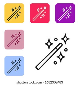 Icono de varita mágica de línea negra aislado en fondo blanco. Accesorio mágico con forma de estrella. Poder mágico. Establecer iconos en botones cuadrados de color. Ilustración vectorial