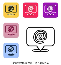 Icono de la línea negra Correo y correo electrónico sobre burbuja de voz aislado en fondo blanco. Símbolo de sobres e-mail. Signo de mensaje de correo electrónico. Establecer iconos en botones cuadrados de color. Ilustración vectorial