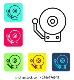 Línea negra Icono de timbre de alarma de sonido aislado en fondo blanco. Sistema de alarma contra incendios. Campana de servicio, señal de timbre, símbolo de notificación. Establezca iconos en los botones cuadrados de color. Vector