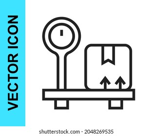 Escala de línea negra con icono de caja de cartón aislado en fondo blanco. Logística y entrega. Peso del paquete de entrega en una escala.  Vector