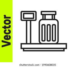 Escala de línea negra con icono de maleta aislado en fondo blanco. Logística y entrega. Peso del paquete de entrega en una escala.  Vector