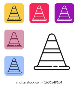 Icono de cono de tráfico de línea negra aislado en fondo blanco. Establecer iconos en botones cuadrados de color. Ilustración vectorial