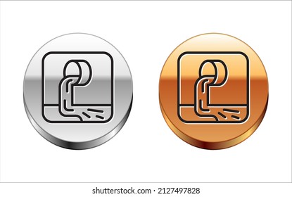 Icono de aguas residuales de línea negra aislado en fondo blanco. Tubo de alcantarilla. De la tubería que fluye líquido al río. Botón de círculo dorado plateado. Vector