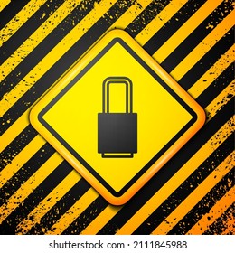 Icono de bloqueo negro aislado en fondo amarillo. Señal de bloqueo. Seguridad, seguridad, protección, concepto de privacidad. Signo de advertencia. Ilustración vectorial