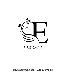 Logotipo de letra E de lujo negro con hermoso adorno floral y de plumas. logo de plumas. Tipografía E, monograma E. Adecuado para logotipos de empresas, marcas, empresas, boutiques, logotipos de belleza, etc.