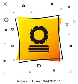 Schwarz liegende brennende Reifen Symbol isoliert auf weißem Hintergrund. Gelbes quadratisches Button. Vektorgrafik
