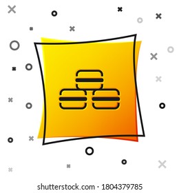 Icono de la galleta Black Macaron aislado en fondo blanco. Panadería dulce de Macaroon. Botón cuadrado amarillo. Vector.