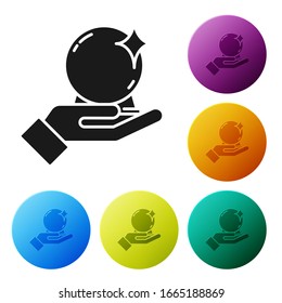 Icono de bola mágica negra en la mano aislado en fondo blanco. Balón de cristal. Establecer iconos en los botones de círculo de color. Ilustración vectorial