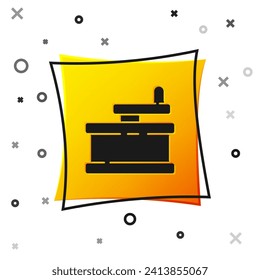 Icono del molino manual negro aislado en fondo blanco. Botón cuadrado amarillo. Ilustración vectorial
