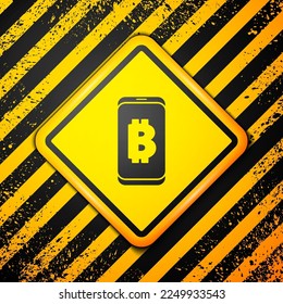Bitcoin de la minería negra del icono móvil aislado en el fondo amarillo. Mina de criptodivisa, servicio de tecnología blockchain. Signo de advertencia. Vector
