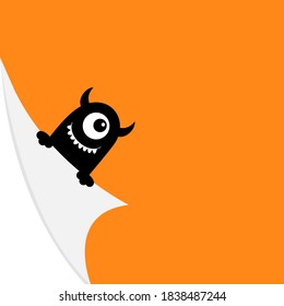 Schwarzes Monster-Gesicht, das eine Seite hält Ecken. Kegelförmige Papierecke. Hand, Hörner, Zähne. Fröhliches Halloween. Cute Cartoon kawaii lustige Babyfigur. Grußkartenvorlage. orangefarbener Hintergrund. Vektorgrafik