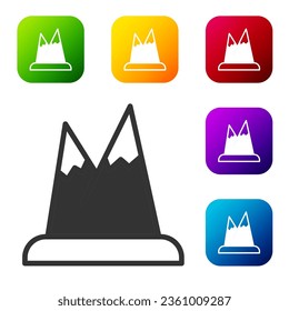 Icono de Montañas Negras aislado en fondo blanco. Símbolo del concepto de victoria o éxito. Establezca iconos en los botones cuadrados de color. Vector