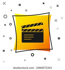 Icono de clip de película negro aislado sobre fondo blanco. Tablero de película. Signo de clapperboard. Producción cinematográfica o industria de medios. Botón cuadrado amarillo. Vector