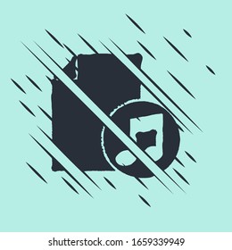 Libro de música negra con icono de nota aislado en fondo verde. Hoja musical con nota. Portátil para notas musicales. El estilo de Glitch. Ilustración vectorial