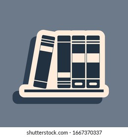 Carpetas de Office negras con icono de documentos y papeles aislados en fondo gris. Archiva el signo de carpeta. Estilo de sombra largo. Ilustración vectorial