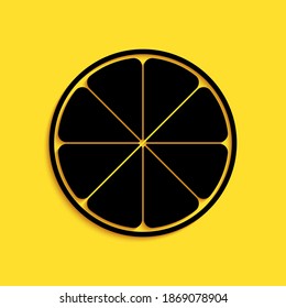 Naranja negra en un corte. Icono de cítricos aislados en fondo amarillo. Estilo de vida saludable. Estilo de sombra larga. Vector.