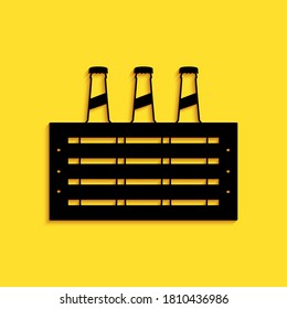 Black Pack von Bierflaschen Symbol einzeln auf gelbem Hintergrund. Holzkisten und Bierflaschen. Kiste Bierkasten-Schild. Lange Schattenstil. Vektorgrafik.