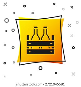 Schwarzes Pack Bierflaschen-Symbol einzeln auf weißem Hintergrund. Holzkiste und Bierflaschen. Kofferkasten-Bierkastenschild. Gelber quadratischer Knopf. Vektorgrafik
