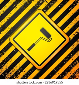 Icono de pincel de rodillos de pintura negra aislado en fondo amarillo. Signo de advertencia. Vector