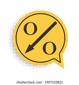 Icono de flecha abajo de porcentaje negro aislado en fondo blanco. Signo de porcentaje decreciente. Símbolo amarillo de burbuja de habla. Vector.