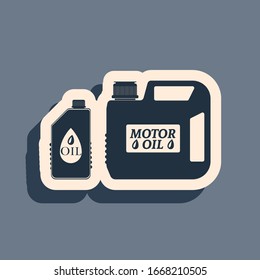 Cañón de plástico negro para el icono de aceite de la máquina de motor aislado en fondo gris. Galón de aceite. Servicio de cambio de aceite y reparación. Signo de aceite del motor. Estilo de sombra largo. Ilustración vectorial