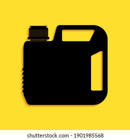 Cañón de plástico negro para el ícono de aceite de la máquina de motor aislado en el fondo amarillo. Galón de aceite. Servicio de cambio de aceite y reparación. Señal de aceite del motor. Estilo de sombra larga. Vector.