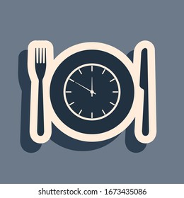 Placa negra con reloj, horquilla e icono de cuchillo aislado en fondo gris. Hora del almuerzo. Comida, régimen nutricional, tiempo de comida y concepto dietético. Estilo de sombra largo.  Ilustración vectorial