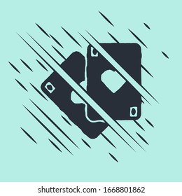 Icono de cartas de reproducción en negro aislado en fondo verde. Juegos de casino. El estilo de Glitch. Ilustración vectorial