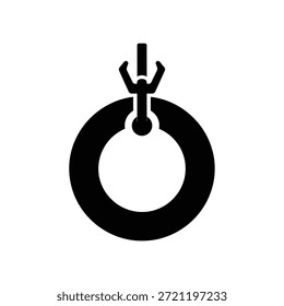 Anel preto com um mecanismo de gancho suspenso contra um fundo branco.