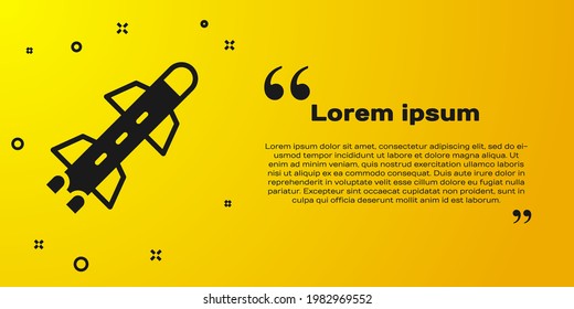Icono del cohete negro aislado en fondo amarillo.  Vector