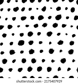 Espaldas redondas negras en un patrón sin fisuras. Vector de diferentes puntos, ornamento de puntos de polka. Resumen de fondo monocromo con pequeñas manchas de tinta pintadas a mano. Papel de fondo con motivos polka dot.