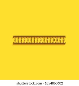 Schwarzes Lineal Symbol einzeln auf gelbem Hintergrund. Unkompliziertes Symbol. Lange Schattenstil. Vektorgrafik.