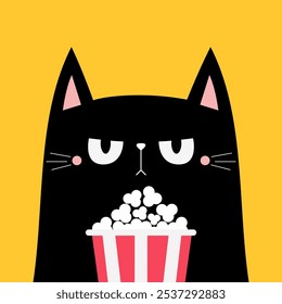 Gatito triste negro que sostiene la caja de las palomitas de maíz. Personaje divertido de dibujos animados lindo. Cine y teatro. Comida de maíz Pop. Gatito viendo una película. Espectáculo de cine. Estilo infantil. Diseño plano. Fondo amarillo Aislado. Vector