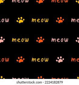 Schwarzes, nahtloses Muster mit Pfoten und meow Text.