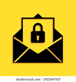 Black Secure Mail Symbol einzeln auf gelbem Hintergrund. Briefumschlag mit Schloss verschlossen. Lange Schattenstil. Vektorgrafik