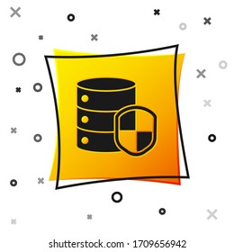 Servidor negro con icono de escudo aislado en fondo blanco. Protección contra los ataques. Firewall de red, router, switch, datos. Botón cuadrado amarillo. Ilustración vectorial