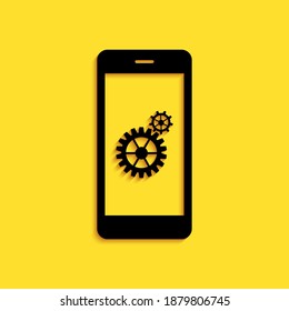 Sintonización negra en el icono de la pantalla del smartphone aislado en el fondo amarillo. Teléfono móvil y equipo. Ajustando la aplicación, configurando opciones, reparando conceptos de teléfono. Estilo de sombra larga. Vector.