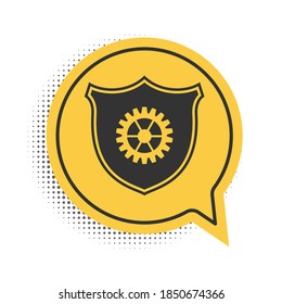 Escudo negro con icono de engranaje aislado en fondo blanco. Símbolo amarillo de burbuja de habla. Vector.