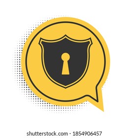 Escudo negro con un icono de ojo de cerradura aislado en fondo blanco. Concepto de protección y seguridad. Icono de seguridad. Cartel de privacidad. Etiqueta de defensa. Símbolo amarillo de burbuja de habla. Vector.