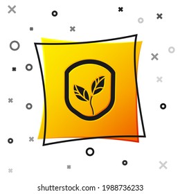 Escudo negro con icono de hoja aislado en fondo blanco. Protector de seguridad ecológico con hoja. Botón cuadrado amarillo. Vector
