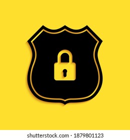Black Shield-Sicherheit mit Schloss-Symbol einzeln auf gelbem Hintergrund. Schutz, Sicherheit, Passwortsicherheit. Das Zugriffsschutzzeichen der Firewall. Lange Schattenstil. Vektorgrafik.