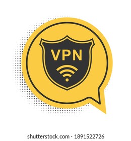 Escudo negro con un icono de red inalámbrica VPN y WiFi aislado en fondo blanco. VPN protegen la seguridad. Red privada virtual para la seguridad. Símbolo amarillo de burbuja de habla. Vector.