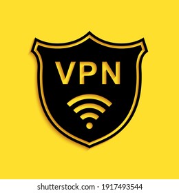 Escudo negro con un icono de red inalámbrica VPN y WiFi aislado en el fondo amarillo. VPN protegen la seguridad. Red privada virtual para la seguridad. Estilo de sombra larga. Vector.