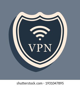 Escudo negro con VPN y símbolo de red inalámbrica WiFi en fondo gris. VPN protege el concepto de seguridad. Red privada virtual para la seguridad. Estilo de sombra larga. Ilustración vectorial