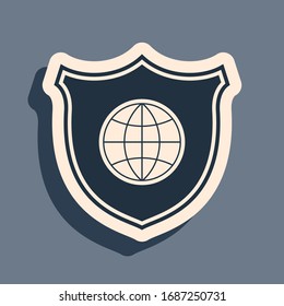 Escudo negro con icono mundial aislado en fondo gris. Seguridad, protección, concepto de privacidad. Estilo de sombra largo. Ilustración vectorial