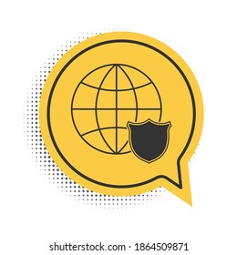 Escudo negro con icono mundial aislado en fondo blanco. Seguridad, seguridad, protección, concepto de privacidad. Símbolo amarillo de burbuja de habla. Vector.