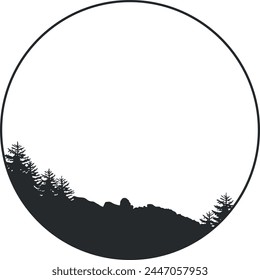 Schwarze Silhouette der Berge mit Bäumen