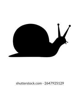 Silhueta preta de um caracol com antenas visíveis e concha curva. Design vetorial simples e mínimo adequado para ícones, logotipos ou gráficos relacionados à natureza