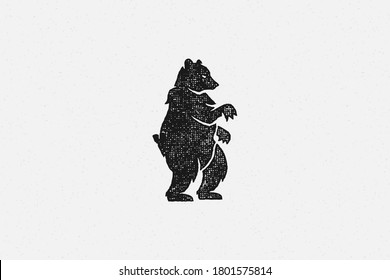 Silueta negra oso salvaje parado sobre patas traseras como emblema de la naturaleza exploración de la mano efecto de marca de la ilustración vectorial. Textura de grano vintage en papel antiguo para decoración de afiches o etiquetas.